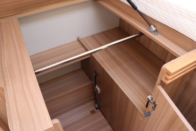 9 traps AUTOMAAT Knaus Platinum Edition Sun TI 650 vlakke vloer enkele bedden (80  foto: 49