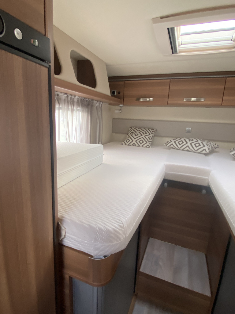 Weinsberg Pepper 600 Peugeot 163 PK, Half-integraal, 2 Lengte-bedden, Garage, Aut. schotel / LCD Camper Centrum On the Road aan de Noorderringweg 4 in Marum. foto: 9