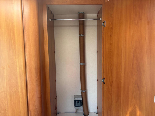 HOME-CAR 526h Racer 470 UE | 2 Enkele bedden | Volautomatische mover | Fietsendrager | Zakluifel | 3-Pits gasfornuis foto: 21