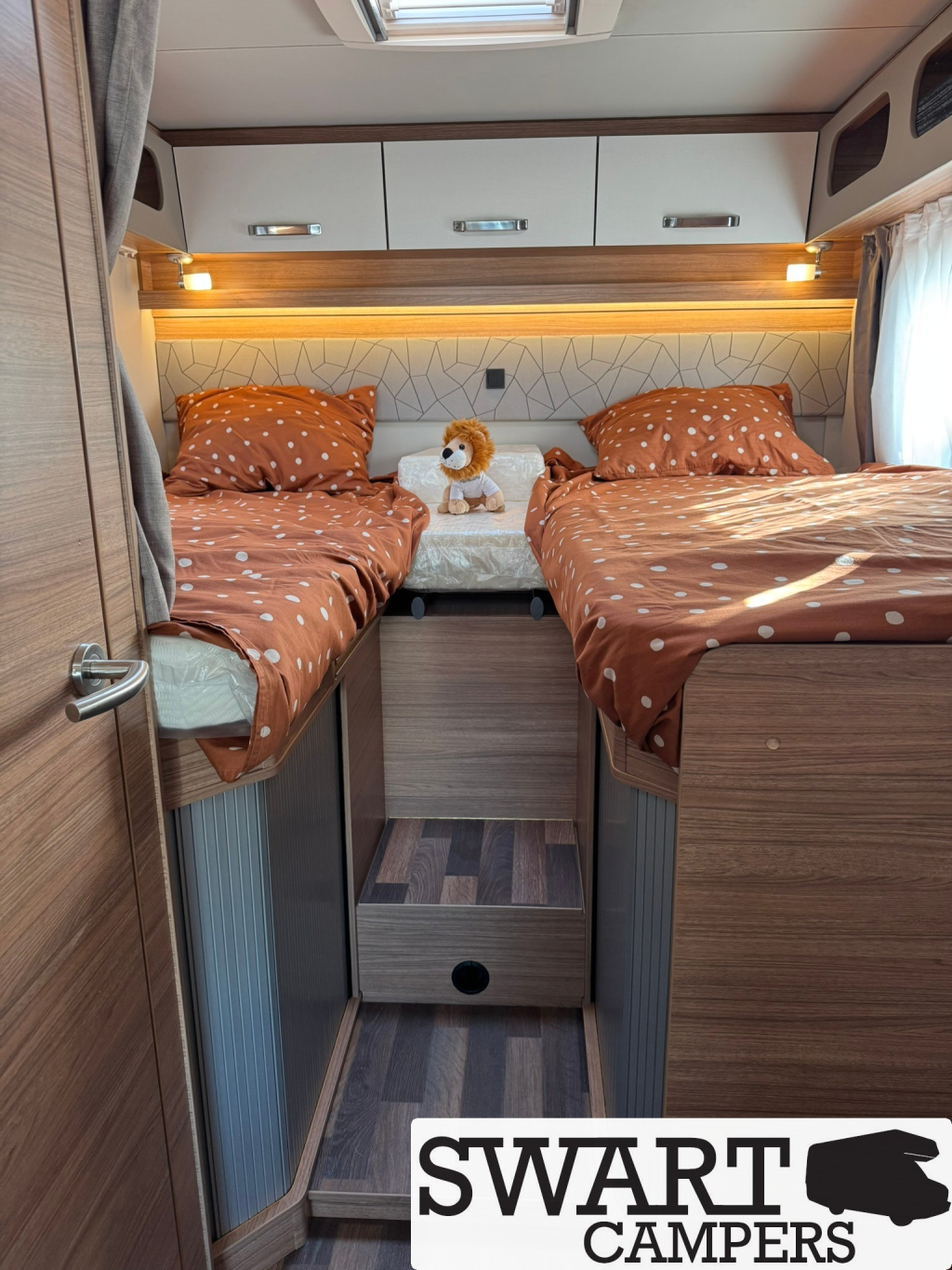 Weinsberg CaraSuite 700 ME, 180 CV Autom&aacute;tico 5 plazas con cintur&oacute;n Cama abatible Camas individuales foto: 16