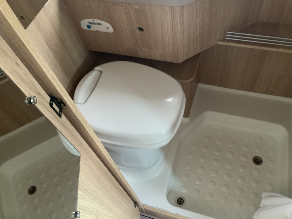 Knaus Boxstar Buscamper AUTOMAAT Dwars-bed, Motor-airco, Draaistoelen, Fietsendrager Busbiker, Bj.2017 Camper centrum on the road Marum foto: 24