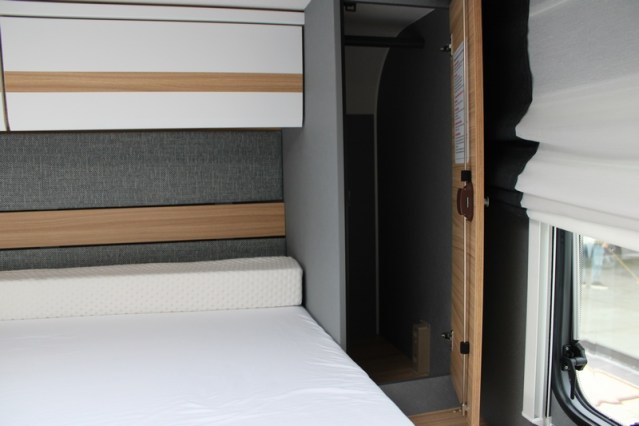 Dethleffs 7052 DBM Just 90 Queenbed + hefbed riante garage (94  foto: 42