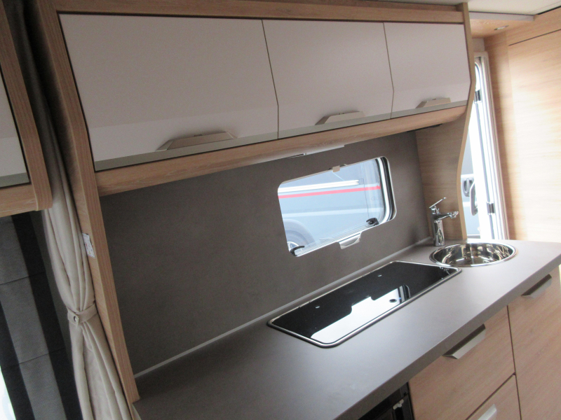 Knaus Sudwind Black Selection 420 QD COMPACT EN GROTE KEUKEN ! Foto: 7