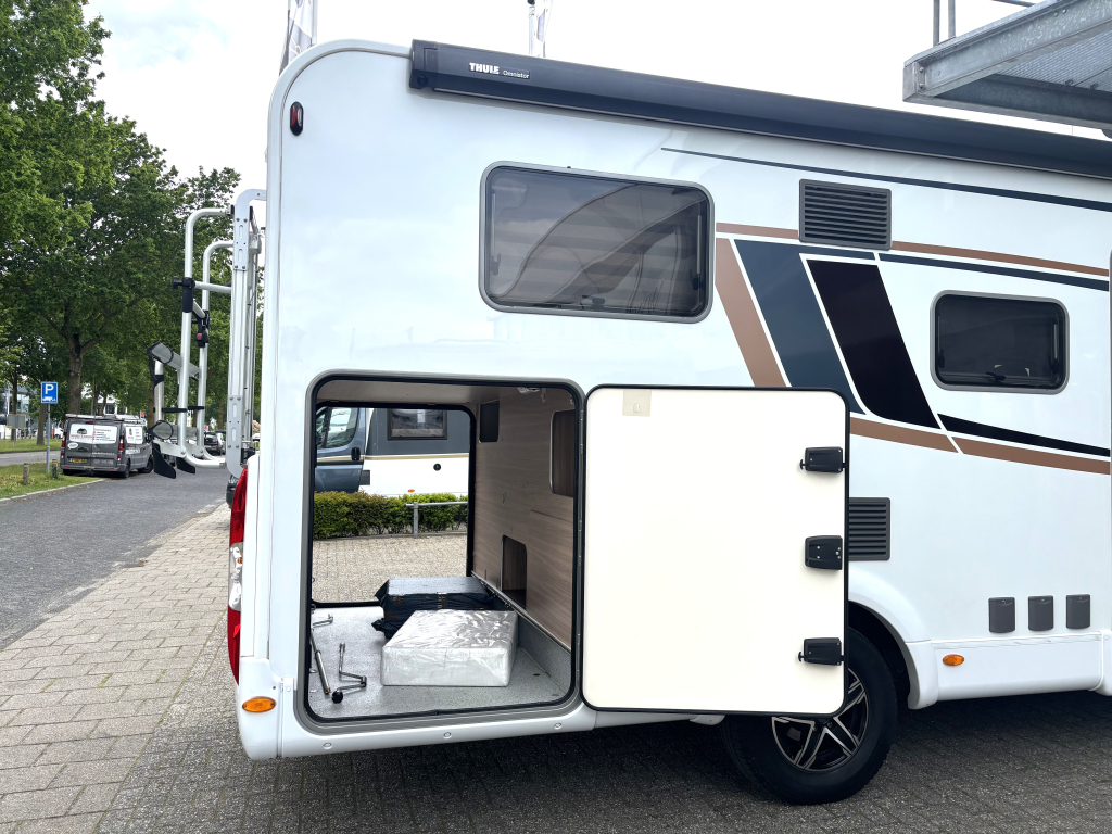 Bürstner Lyseo Limited 690 G 9-TR AUT ENKELE BEDDEN + HEFBED foto: 22