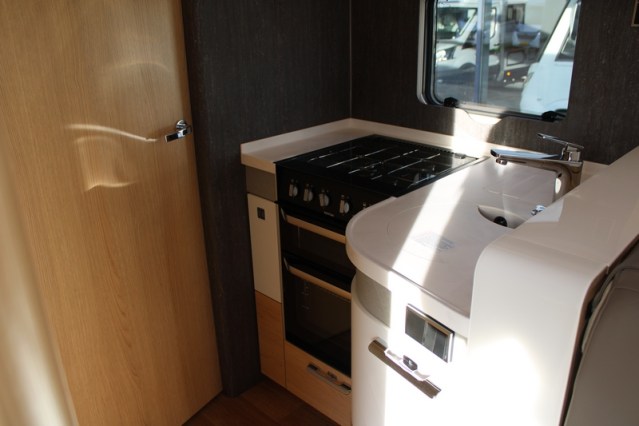 Volledig luchtgeveerde Hymer B ML I 780 9 G Tronic Automaat 170 pk Mercedes 417 CDI (53  foto: 36