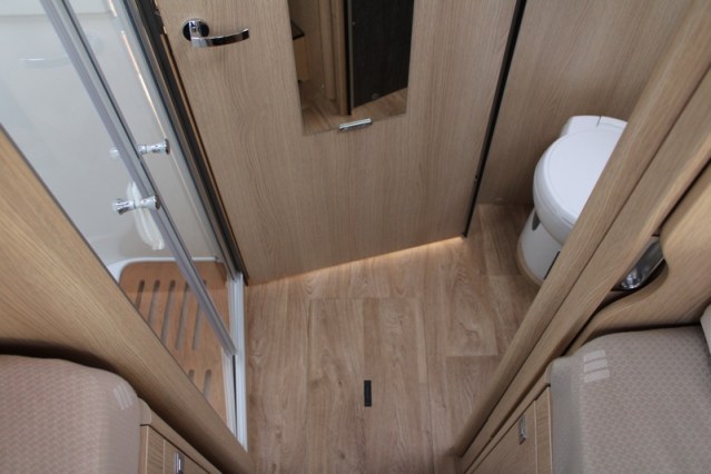 Volledig luchtgeveerde Hymer B ML I 780 9 G Tronic Automaat 170 pk Mercedes 417 CDI (53  foto: 57