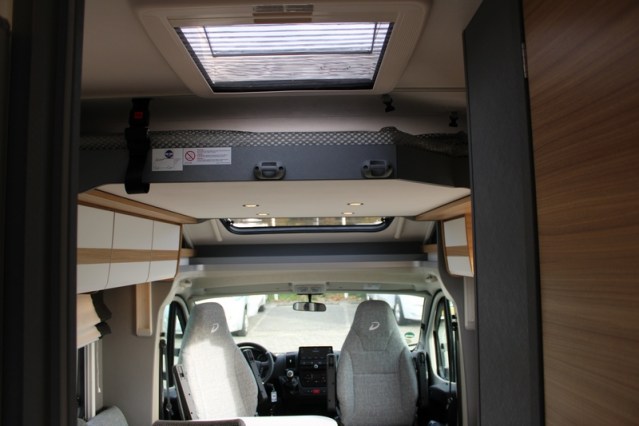 Dethleffs 7052 DBM Just 90 Queenbed + hefbed riante garage (94  foto: 49