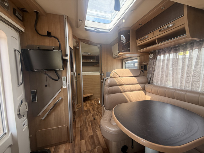 Hymer B 594 autom&aacute;tico 150 cv autocaravana muy compacta full options cama transversal+cama abatible sistema de nivelaci&oacute;n EP toldo calefacci&oacute;n estacionaria webasto aire acondicionado de techo 2x panel solar antena parab&oacute;lica el&eacute;ctrica TV garaje grande foto: 15