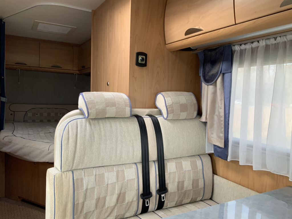 B&uuml;rstner El&eacute;gance 660 Integral, Cama francesa y cama abatible, Asientos giratorios, Patas de apoyo hidr&aacute;ulicas, A&ntilde;o 2004 Camper Centrum On the Road en Noorderringweg 4 en Marum. foto: 5