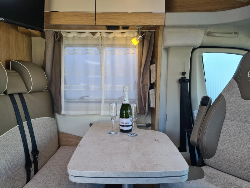 LMC Breezer V 643 G Lengtebedden/Schotel  foto: 5