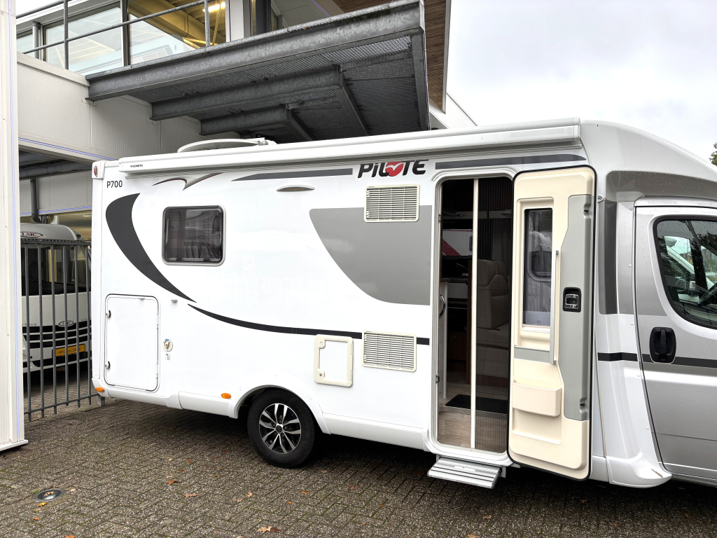 Pilote Sensation 700 P QUEENSBED 6.99M XXL GARAGE CONSTRUCT Foto: 4