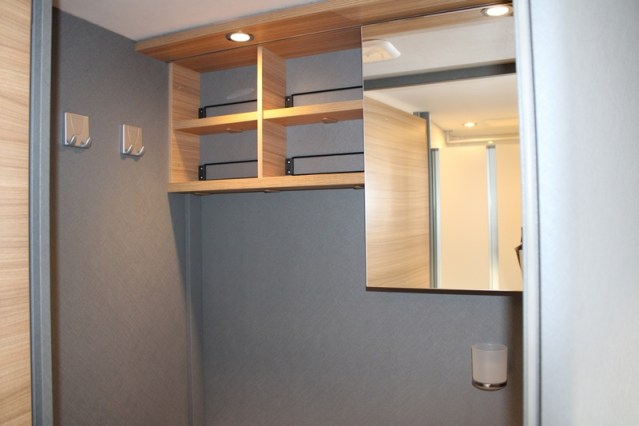 Dethleffs 7052 DBM Just 90 Queenbed + hefbed riante garage (94  foto: 46
