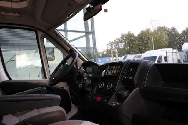 Adria Coral S 670 SC met elektrisch in hoogte verstelbaar Queensbed slechts 40801 km (65  foto: 14