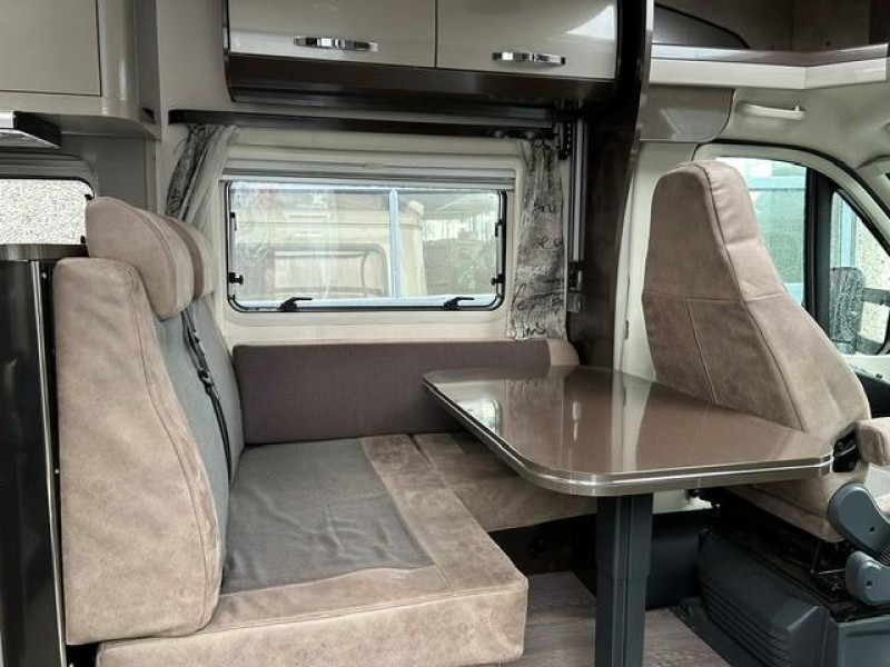 Hobby Optima Premium 65 GQ Cama Queen y cama abatible foto: 11