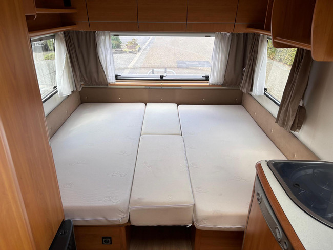 HOME-CAR 526h Racer 470 UE | 2 Enkele bedden | Volautomatische mover | Fietsendrager | Zakluifel | 3-Pits gasfornuis foto: 19