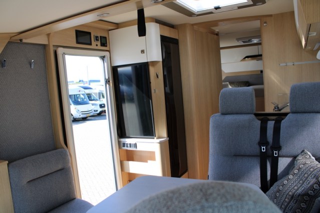 Hymer B MC I 680 equipped with powerful Mercedes 9 G Tronic 170 hp AUTOMATIC single beds + pull-down bed (56 photo: 33