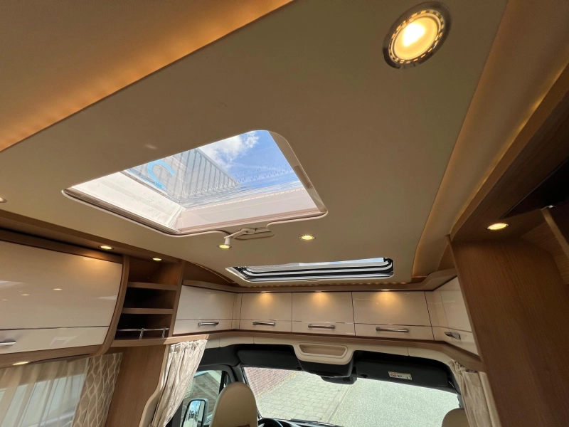 Carthago C-Tourer T 143 LE MERDCEDES/2 ZONNEPAN.  foto: 9