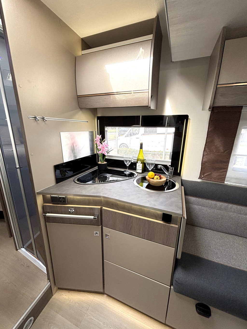 Chausson 768 XLB Titanium AUTOMATIC QUEEN BED + LIFT BED + F2F photo: 7