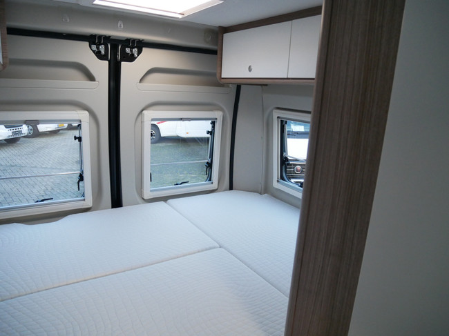 Carado CV 540 Edition 15 5.40 Meter Buscamper, Dwarsbed foto: 18