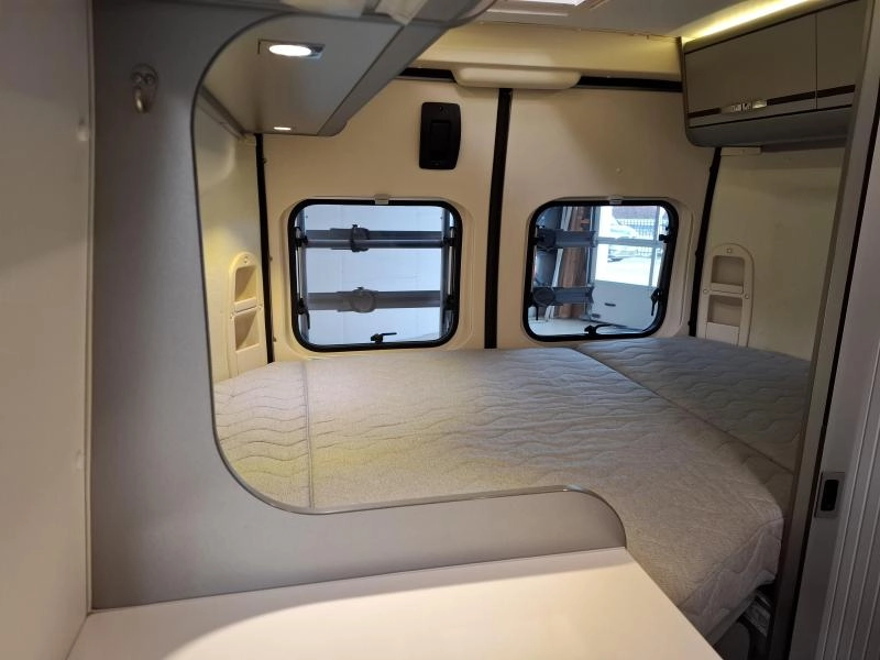 Adria Twin Titanium 540 SPT 130PK Dwars bed Airco  foto: 6