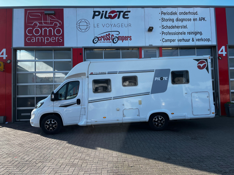 Camping-car Pilote P 726 FC, lit central photo : 1
