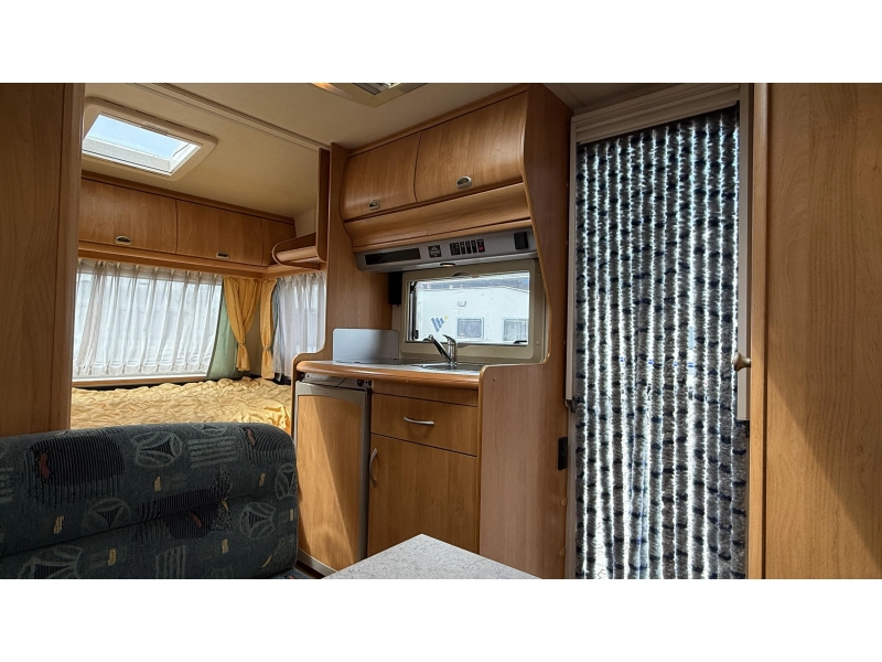 Hobby Excellent Easy 400 SF transverse bed train seat toilet photo: 6