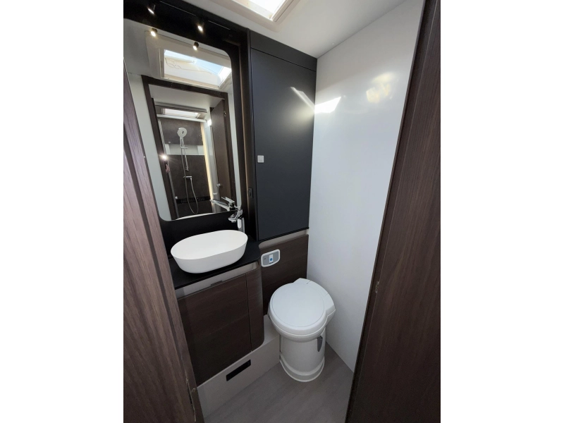 Adria Coral Supreme 670 DL - 180 PK photo : 17