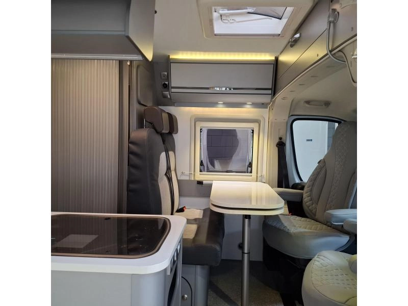 Adria Twin Titanium 540 SPT 130PK Dwars bed Airco  foto: 12