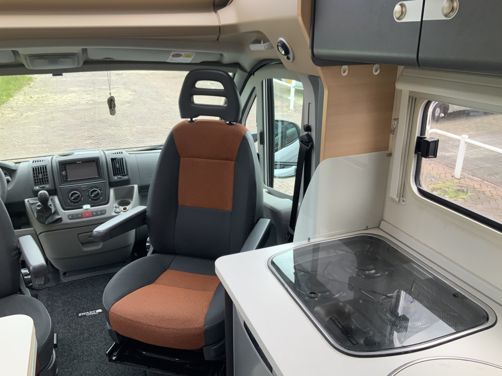 Knaus Van Ti 600 ME – Compleet 3 liter 160 PK Half-integraal, vastbed, halve- treinzit, draaistoelen Camper centrum on the road foto: 18