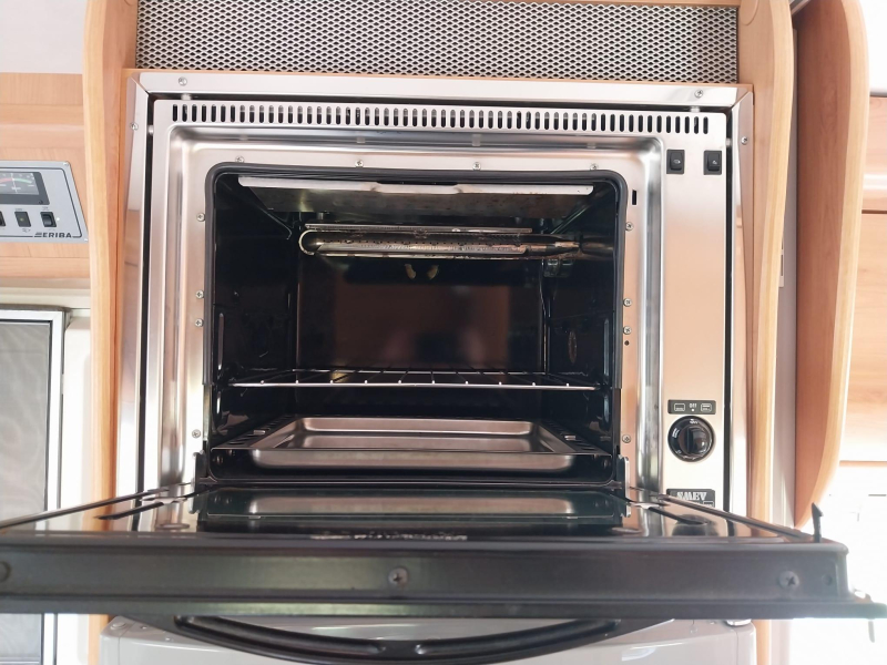 Hymer Eriba met 44497 km en dakairco  foto: 8