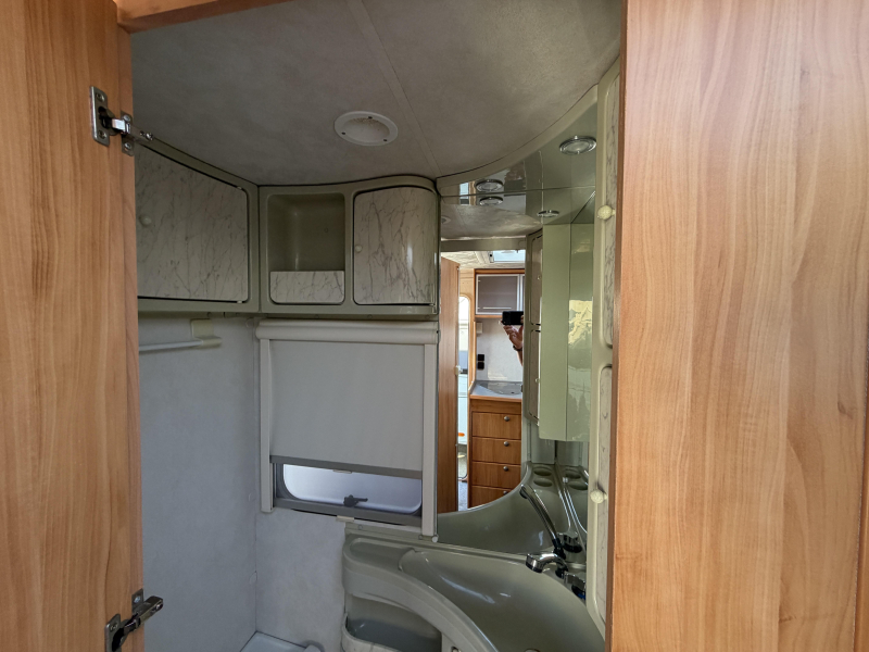 Adria Adora 462 UB 1300 KG+Voortent+luifel  foto: 9