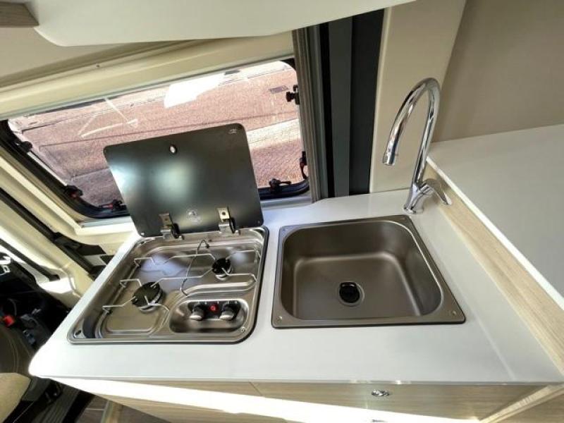 Forster V 636 EB 160hp Single Beds and Pop-top Roof photo: 6