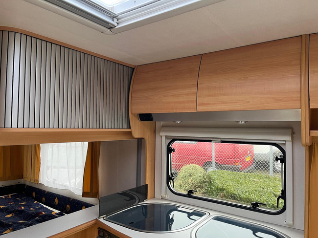 HOME-CAR Racer 45 Spirit | Franz&ouml;sisches Bett | Dinette | Fahrradtr&auml;ger vorne | Heizung | K&uuml;hlschrank | Toilette und Waschbecken Foto: 13