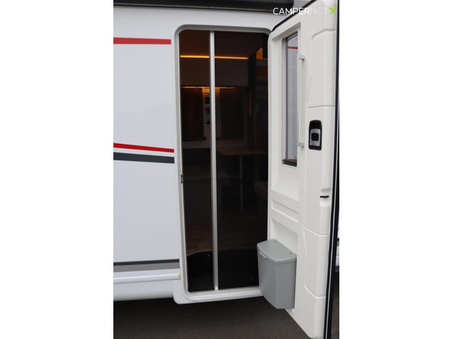 Camping-car LMC Tourer Lift H664 170 ch Automatique | Lits longs | Lit relevable | Chauffage diesel | Grand garage | Porte-vélos | Système multimédia | Photo : 4