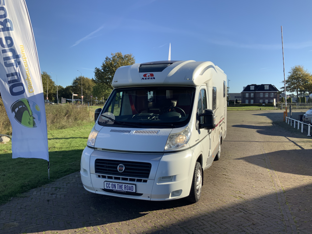 Adria Compact SL 2.3 MultiJ. 130 PK Half-integraal, Enkele-bedden, Bj. 2010 Camper Centrum On the Road aan de Noorderringweg 4 in Marum. foto: 1