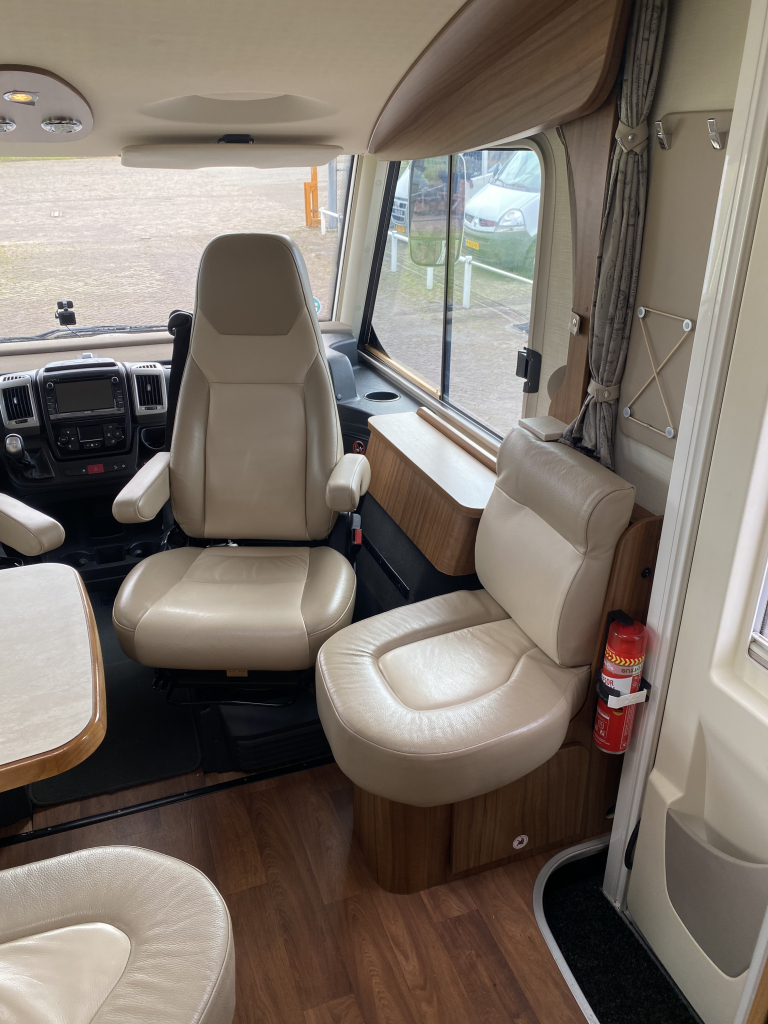 Hymer B 678 PL AUTOM&Aacute;TICO 3 litros di&eacute;sel con 177 CV, camas longitudinales y cama abatible A&ntilde;o 2016. Centrum On the Road en Noorderringweg 4 en Marum. foto: 5