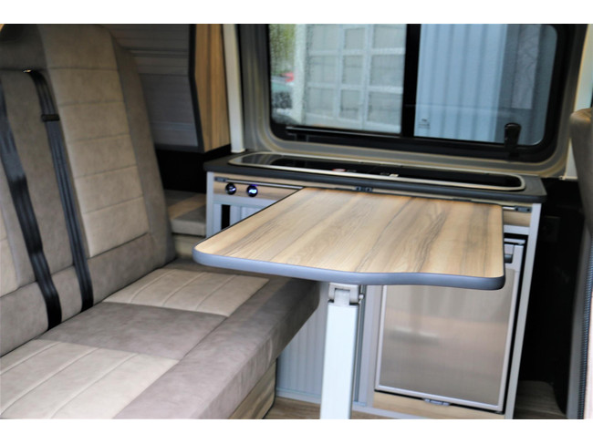 Volkswagen Transporter Kombi 2.0 TDI L1H1 4 Schlafpl&auml;tze | Tempomat | Neues Interieur | drehbarer Vordersitz | Insektenschutzgitter | K&uuml;hlschrank / Gefrierfach | Foto: 11