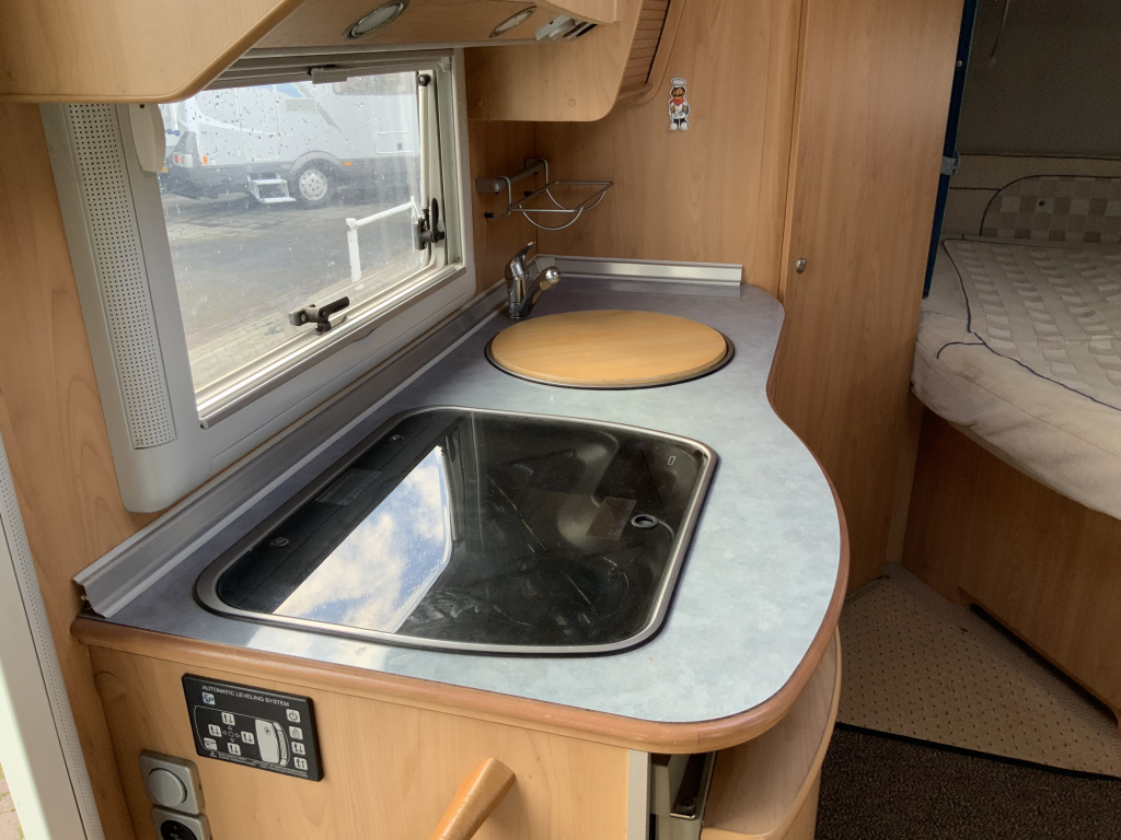 B&uuml;rstner El&eacute;gance 660 Integral, Cama francesa y cama abatible, Asientos giratorios, Patas de apoyo hidr&aacute;ulicas, A&ntilde;o 2004 Camper Centrum On the Road en Noorderringweg 4 en Marum. foto: 11