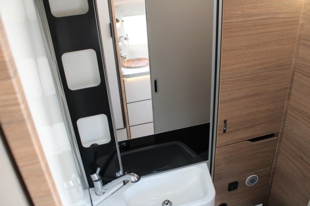 Young Knaus VanSation 650 Peugeot 2.2 l/ 165 hp with only 7,873 km single beds (45 photo: 49