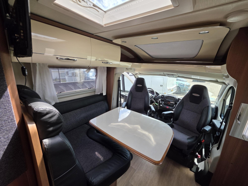 LMC Passion T 673 G Omvormer 2000w 4accus 150  foto: 3