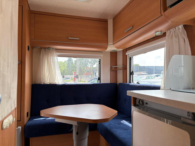 Eifelland Holiday 460 W614700 | 2 Enkele bedden | Mover volautomaat | Voortent met Luifel | Fietsendragers | 3-Pits gasfornuis foto: 19