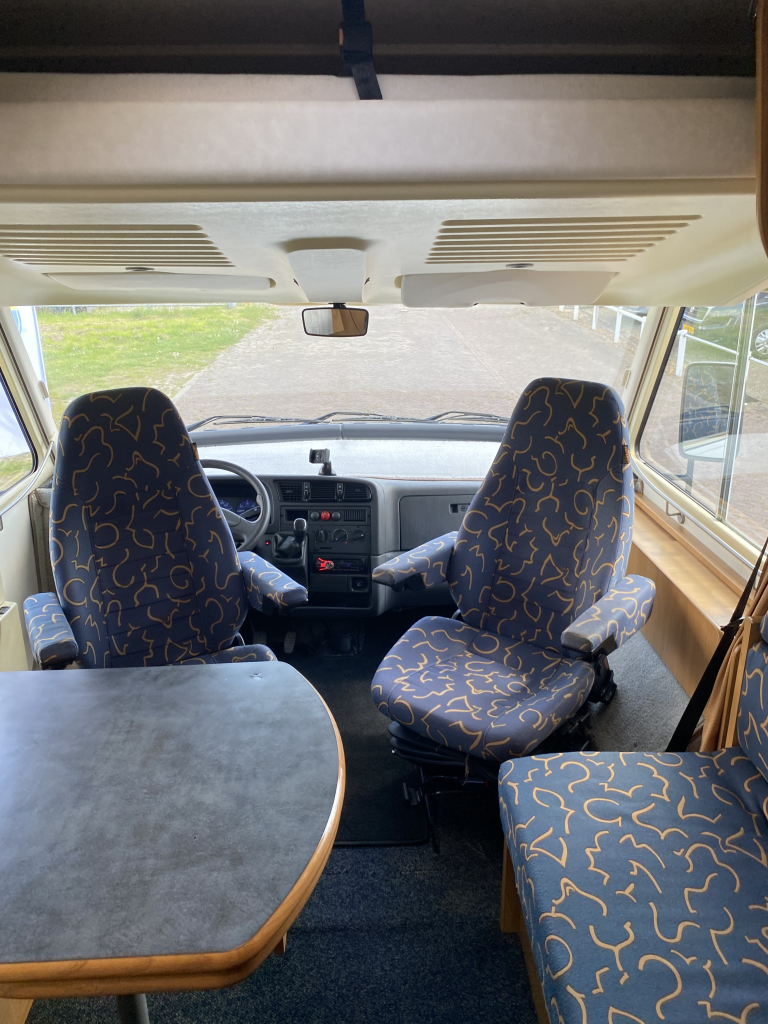 Hymer B 584 2.8 JTD 128 Pk Integraal, Hef-bed voor, Lange-bank, 3 Draaistoelen, Eindkeuken etc. Bj. 2002. B 584 Marum foto: 14