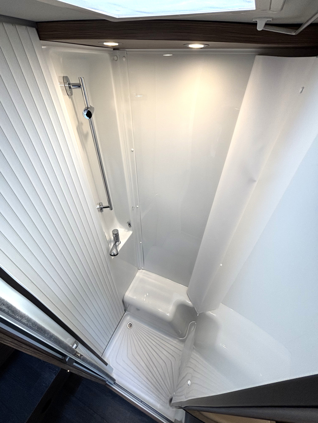 Knaus Live I 650 MEG 9TR AUTOMAAT ENKELE BEDDEN HEFBED 160PK foto: 11