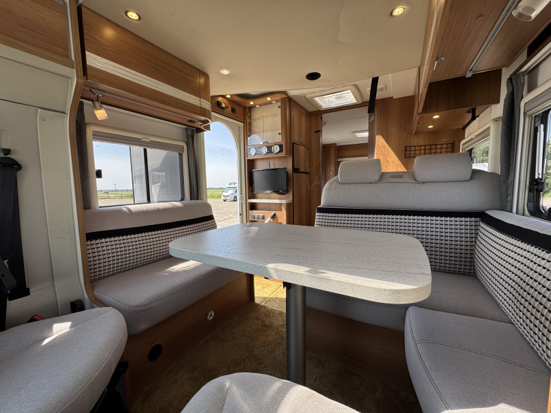 Dethleffs Globe4 7151 Edici&oacute;n Limitada Cama Queen foto: 11