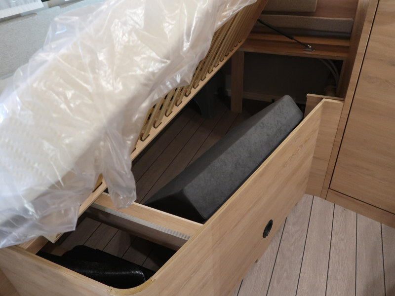 Knaus Sudwind Black Selection 450 FU CAMA FRANCESA / SAL&Oacute;N CIRCULAR foto: 5